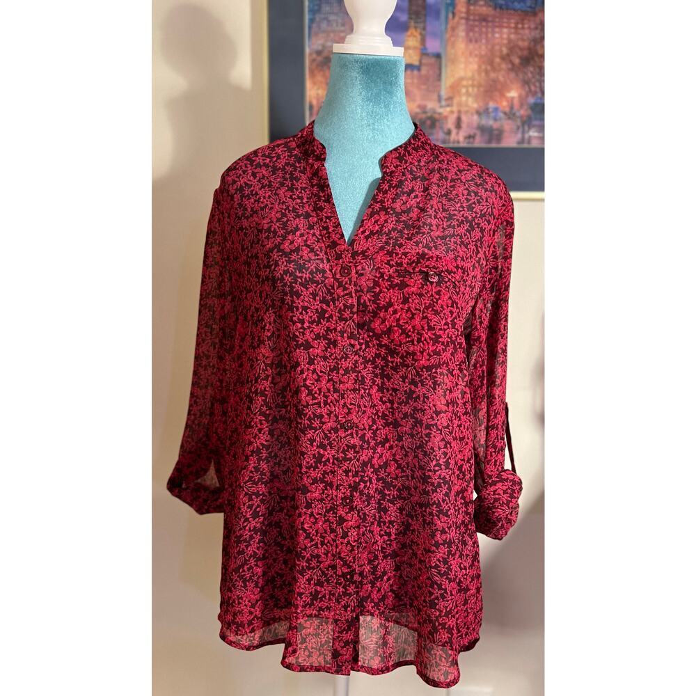 KUT from the Kloth
Sheer floral button up top adjustable sleeves 
